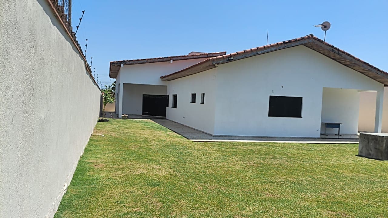 Casa térrea branca da nova unidade do Ateliê, com gramado amplo na frente